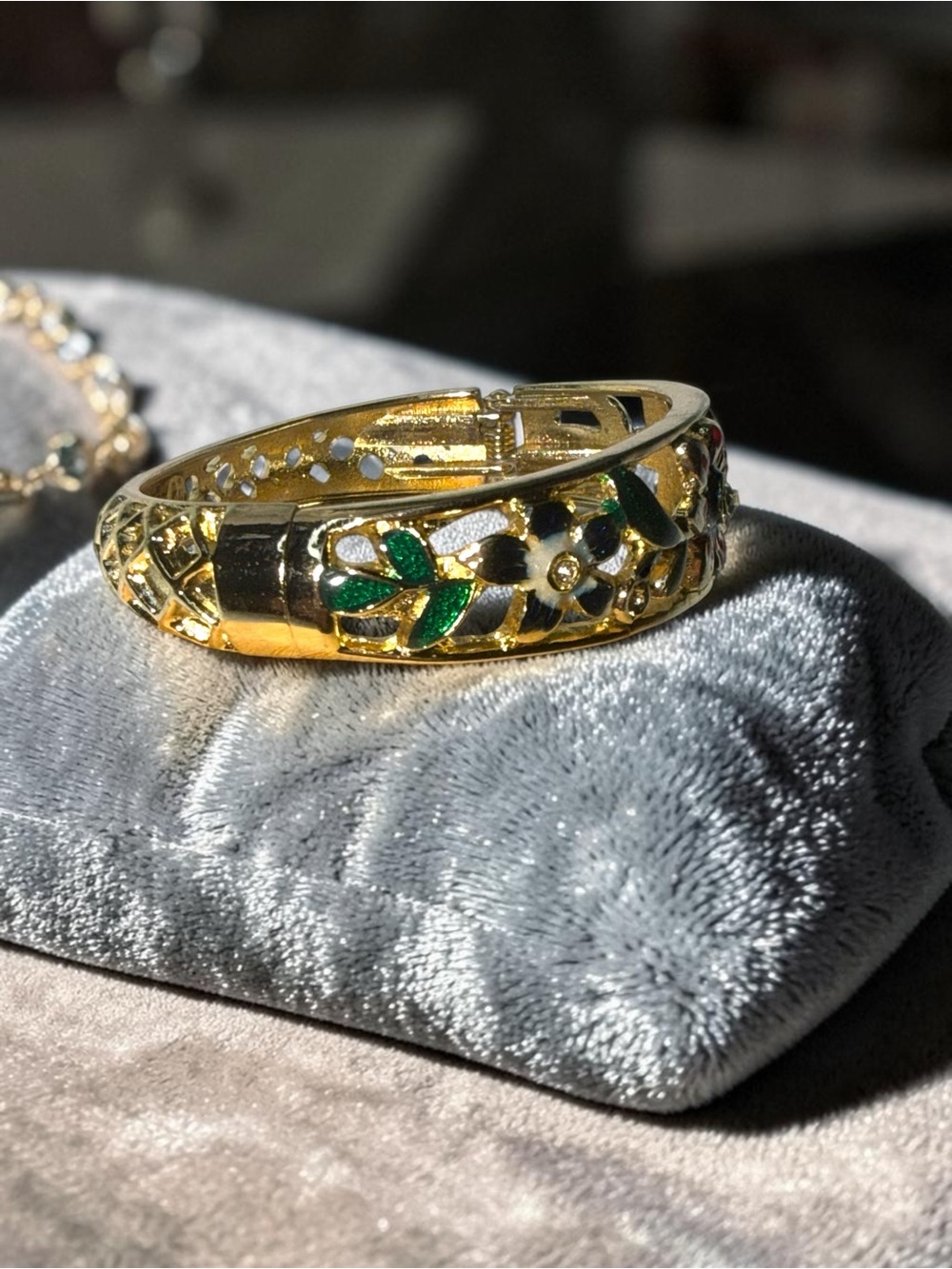 Vintage Multicolor Floral Cloisonné Enamel Hinged Bangle Gold Tone Bracelet - Picture 6 of 7
